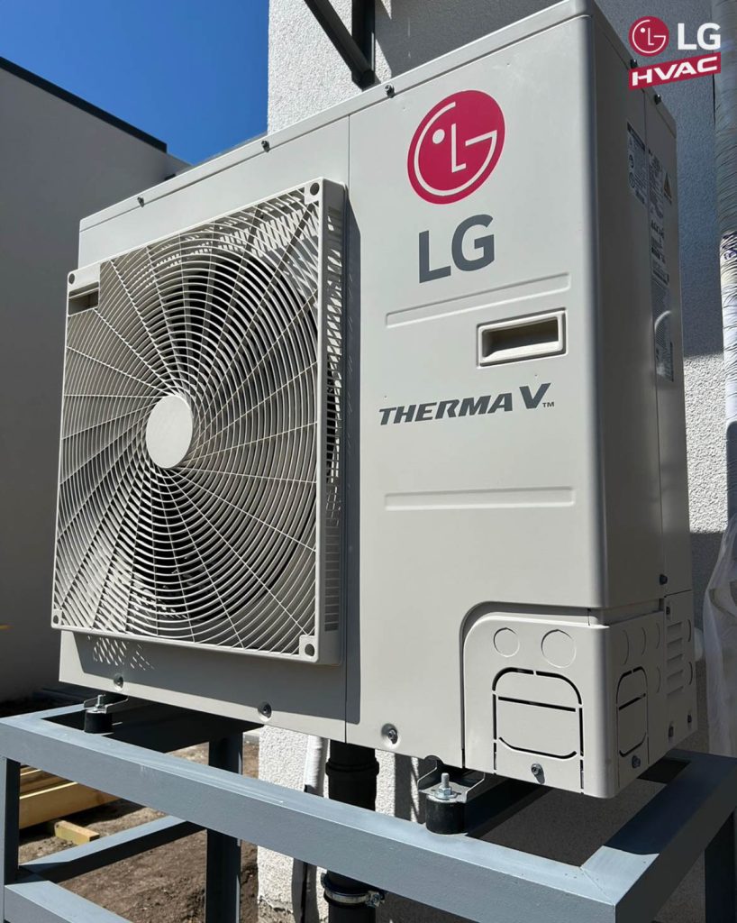 Зовнішній блок теплового насоса LG Therma V повітря-вода — встановлення біля приватного будинку