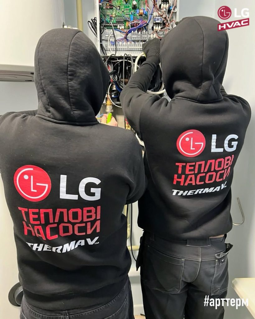 команда LG HVAC Team Dnipro монтаж кондиціонера LG DualCool Deluxe