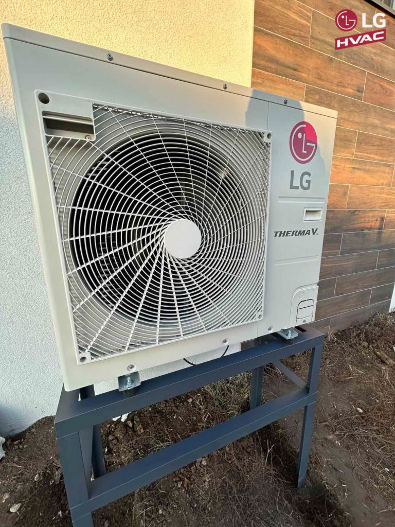 зовнішній блок теплового насосу LG Therma V монтаж у котеджному містечку Золоті Ключі Дніпро