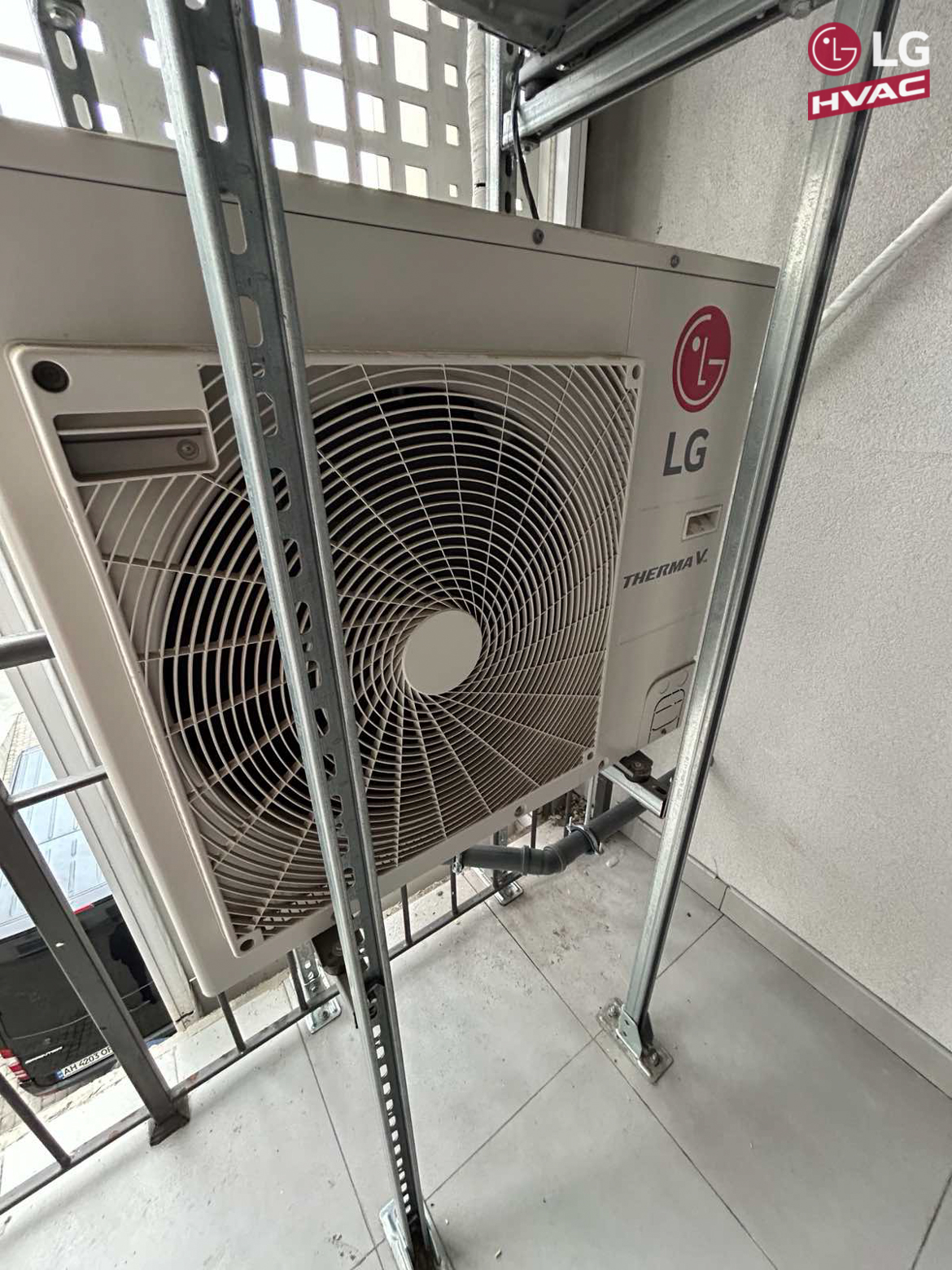 Зовнішній блок теплового насоса LG Therma V 9 кВт у квартирі в Дніпрі