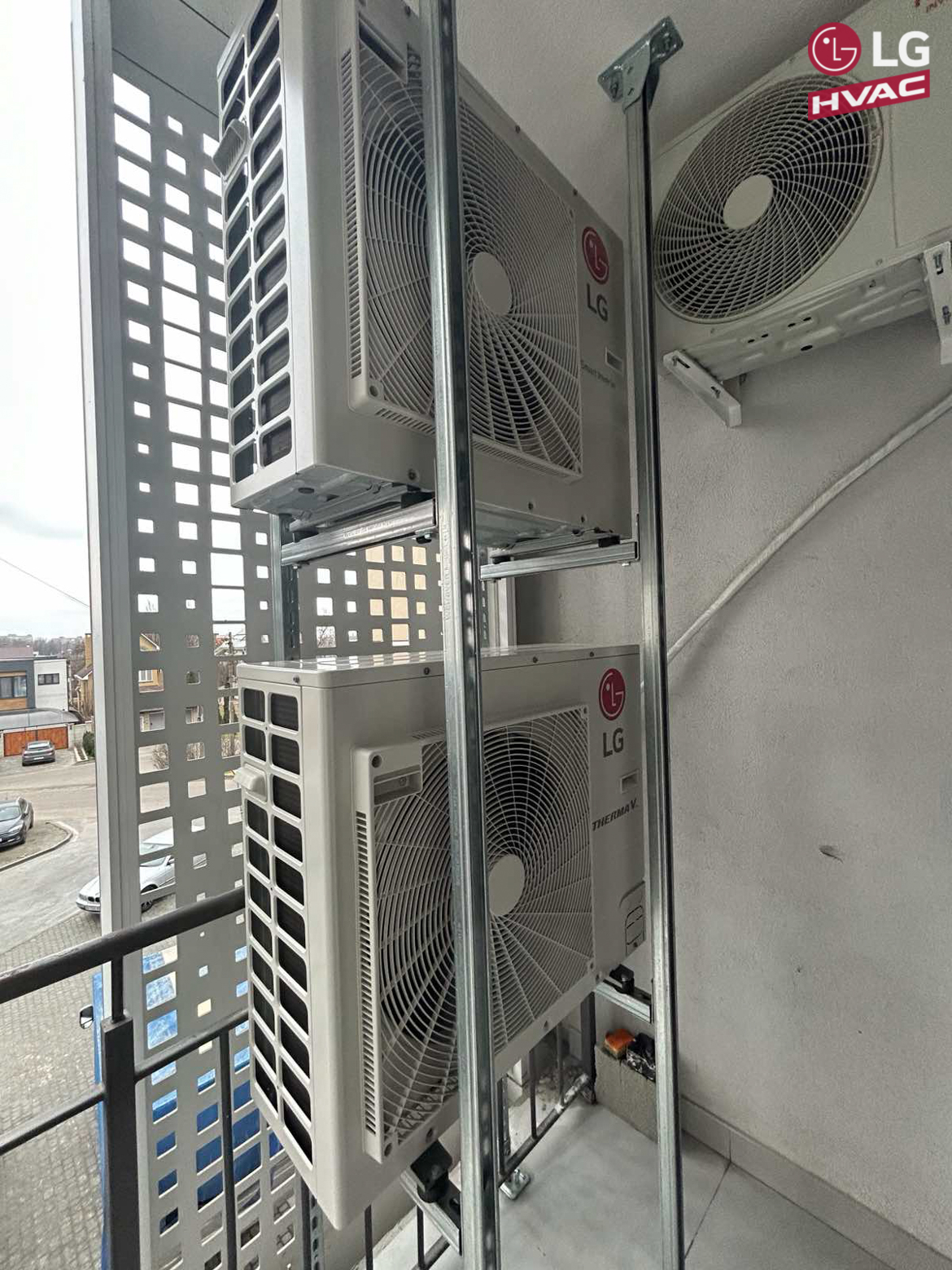 Зовнішній блок LG Therma V HU091MR.NK5RU після монтажу