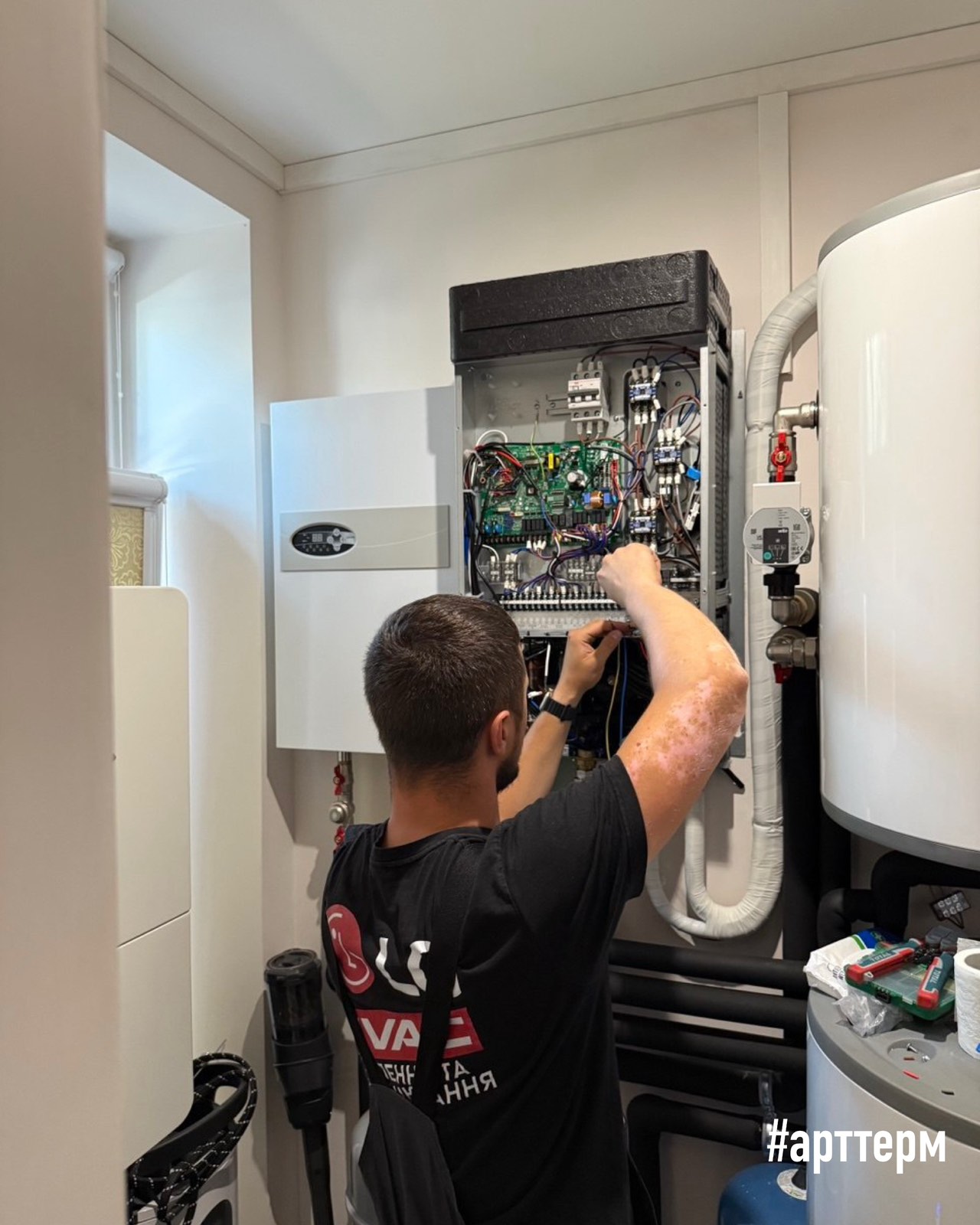 Команда LG HVAC Team Dnipro після монтажу теплового насоса в Обухівці