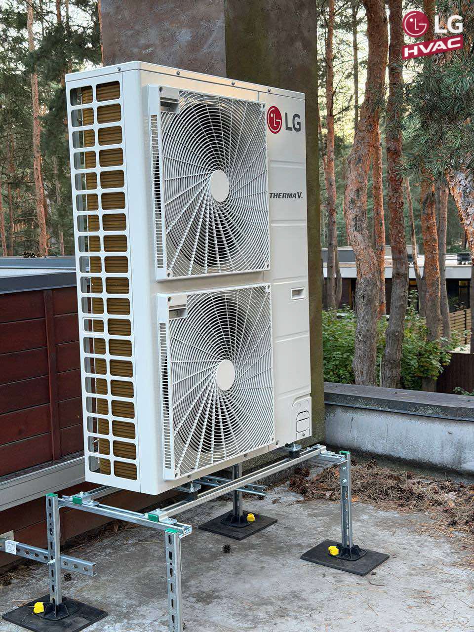 Зовнішній блок LG Therma V на покрівельному кронштейні Walraven